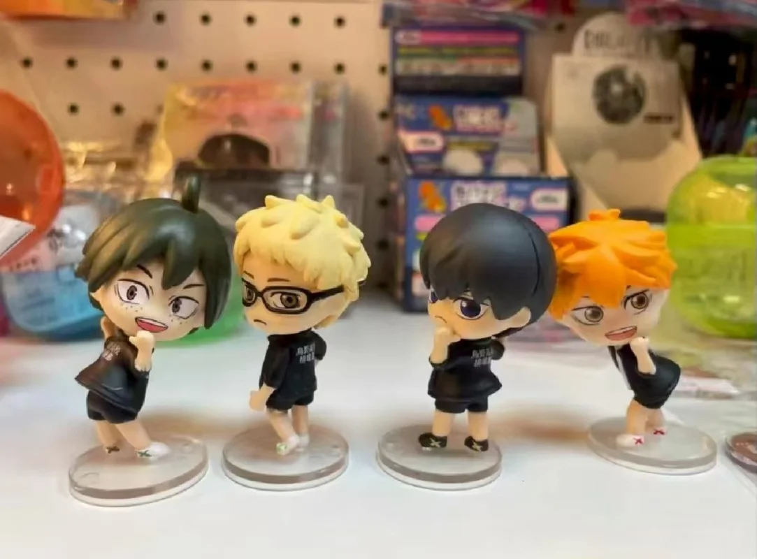 

В наличии японская версия волейбольных мальчиков с поздравлением с поворотом Хината и Кагеямы, выглядящая назад, демонстрирующая командную форму, фигурка