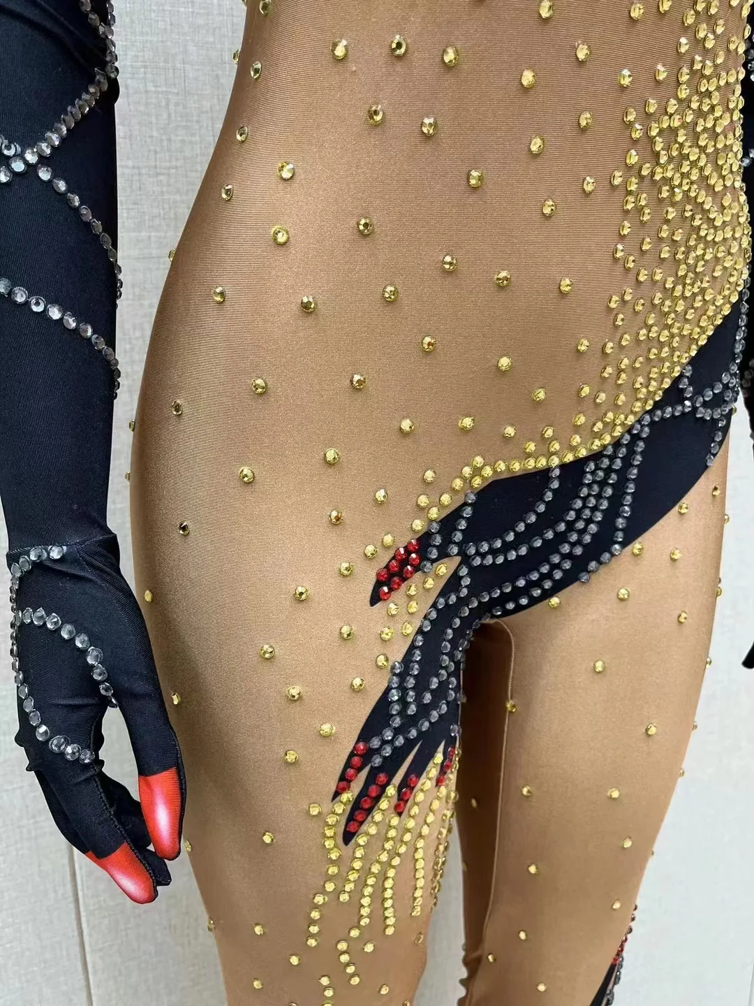 Nowa seksowna dłonie pełna diamentów Bar w stylu klubu nocnego DJ piosenkarka sceniczna gość GOGO występ błyszczący kombinezon ze strasami