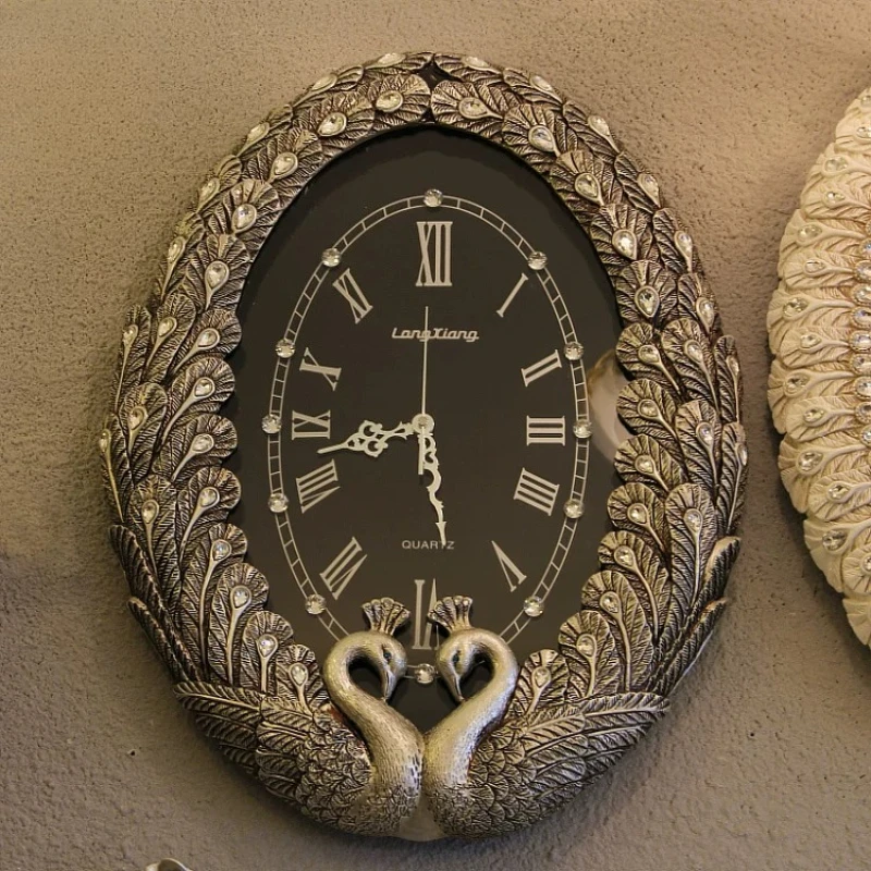 PremiumNordicAntiqueQuartzWallTimepiece,DoublePeacockDiamondInlaySilentThreeDCarving,HomeBackgroundOrnament,LivingRoomDisplay