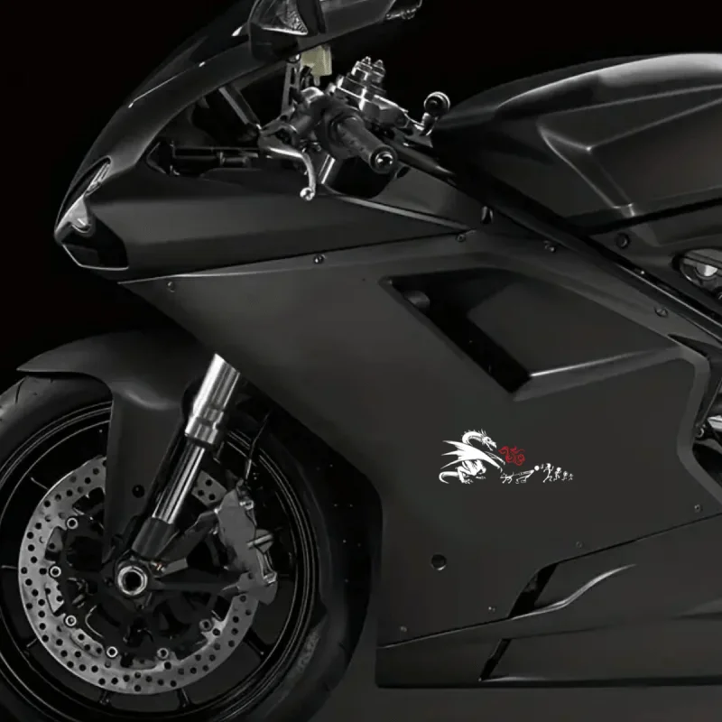 Autocollant en vinyle de dessin animé Dragon blanc et flamme rouge, autocollant noir/blanc/rouge pour accessoires d'ordinateur portable de voiture, 1 pièce