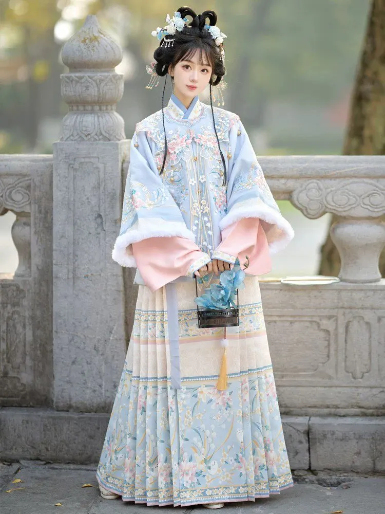 عيد الميلاد زي المرأة الشتاء سميكة الأزرق المطرزة Hanfu الدعاوى الإناث السنة الصينية الجديدة زي حفلة الزي