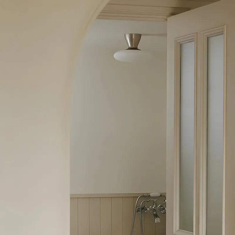 يحتوي مصباح سقف المدخل الشمالي الجديد على ضوء ممر شرفة الفطر القديم مع تصميم ضوء زجاجي بسيط