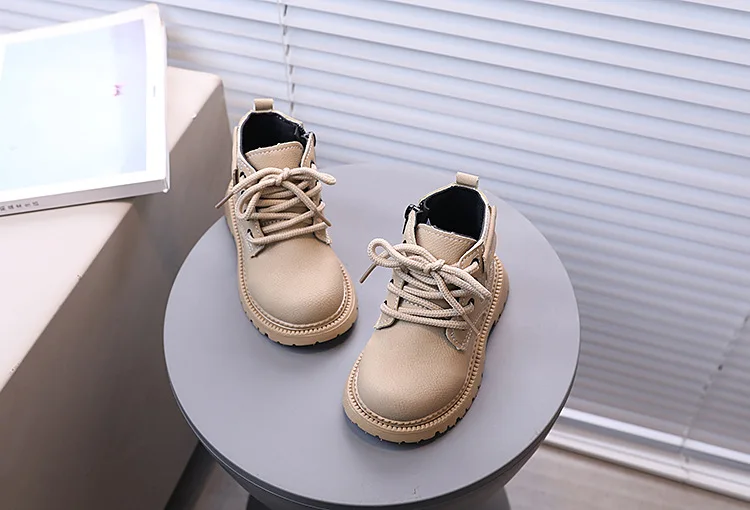 2026 Herbst Neue Kinder-Lederstiefel für Jungen Einfarbig Vielseitig Atmungsaktiv Schlichte Kinder-Kurzstiefel für Mädchen Lässig Einfach – Detail 7