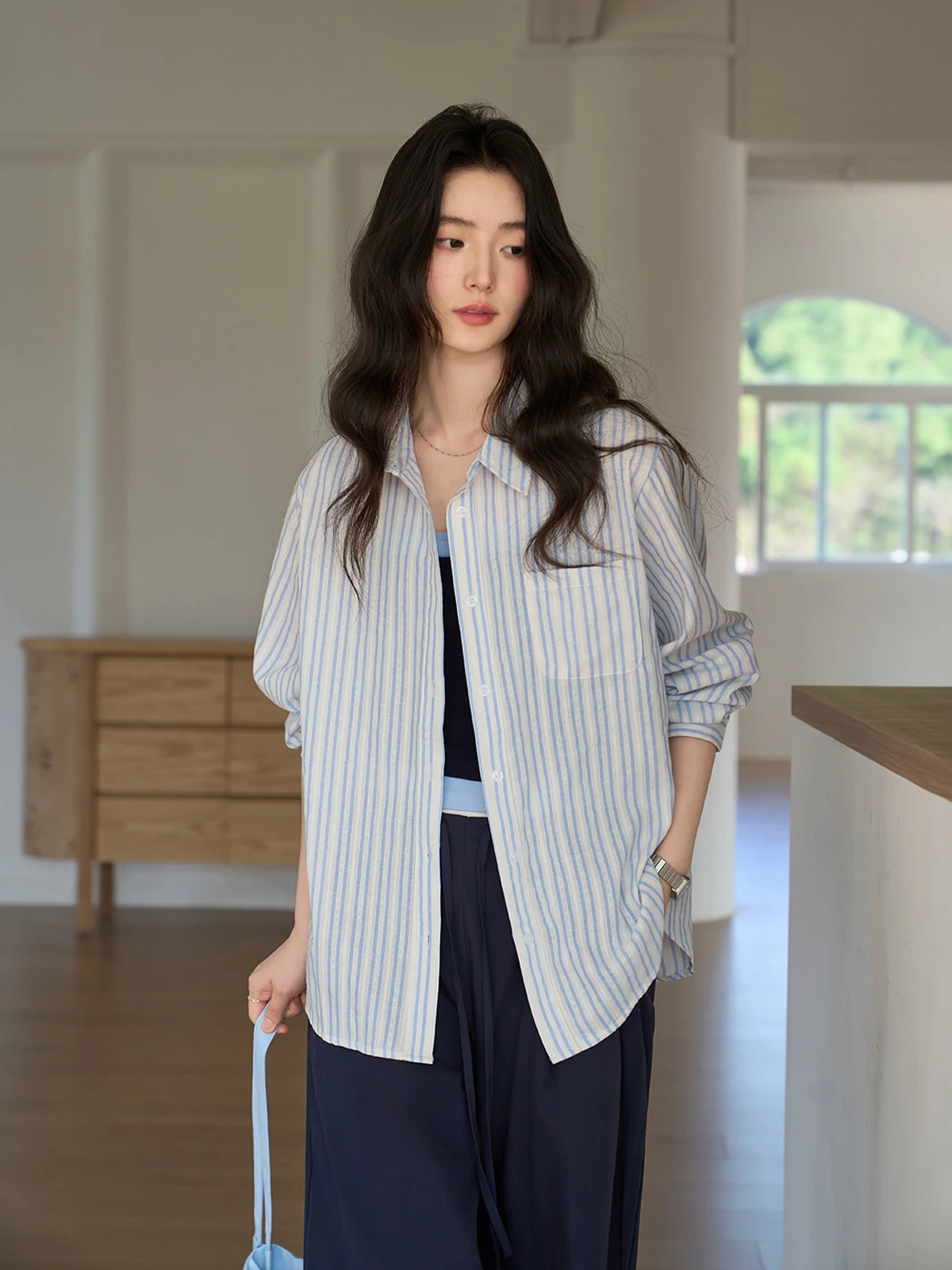 

Белая полосатая рубашка с длинным рукавом и воротником, женская, свободного кроя, стройнящая, универсальная, летняя, новый стиль, для повседневной носки, в корейском стиле