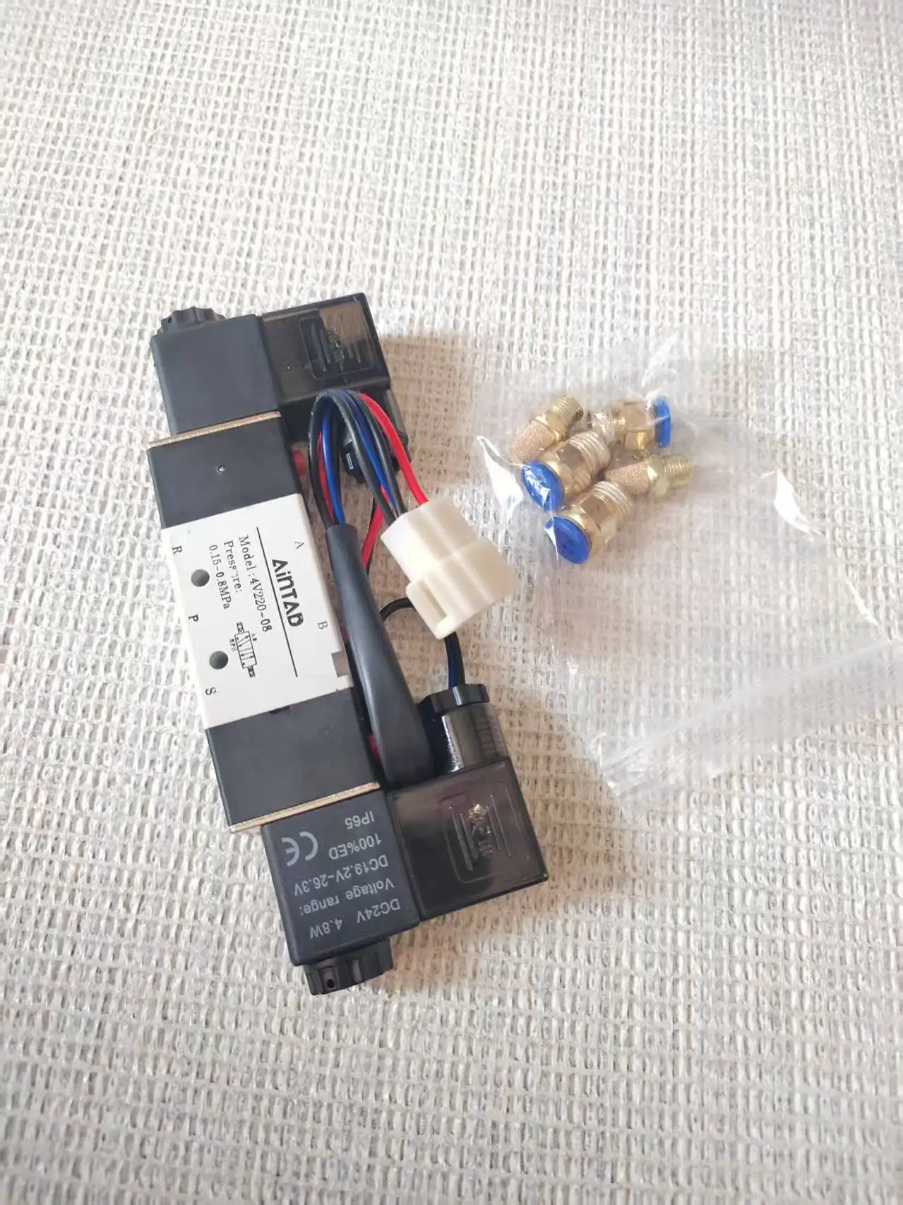 صمام الملف اللولبي لمضخة باب الحافلة المتأرجحة 24 فولت 4V220-08 مع موصل سلكي سريع، مناسب للحافلات والمدربين