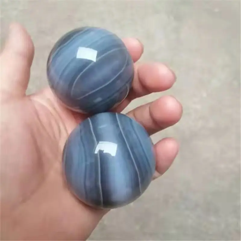 Manufacturers Wholesale a Large Number of Sardonyx Agate Stones, Fitness Ball. Send Friends to the Elderly for Fitness