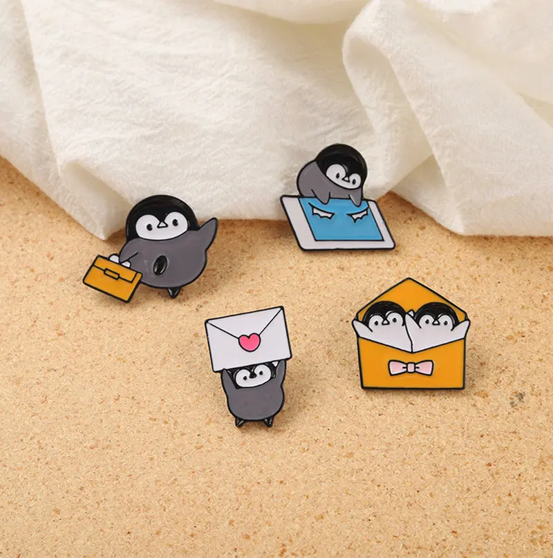 Pinos personalizados entregar amor urso broches camisa lapela crachá saco engraçado bonito jóias presente para crianças pinguim carteiro esmalte