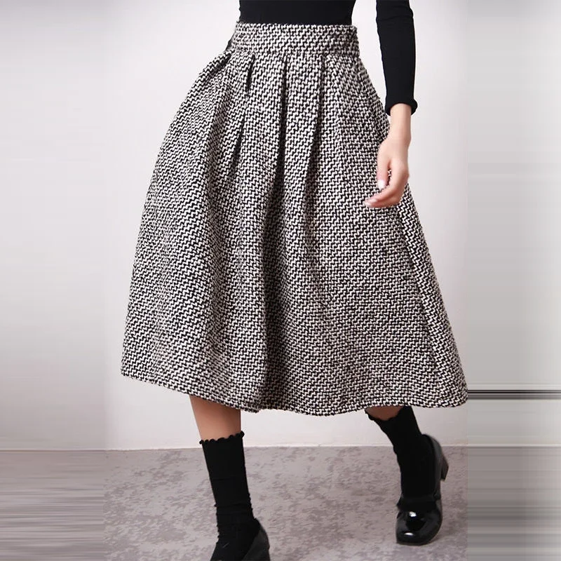 

2024 black and white diagonal striped woolen skirt, fashionable and simple, fluffy umbrella skirt, winter with thickened velvet