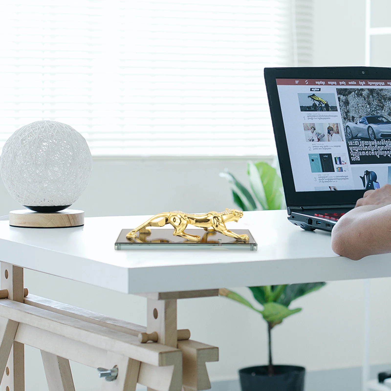 

Car Perfume Ornament Golden Leopard Shape Zinc Alloy Auto Interior Decoration Dashboard Gift For Car Home Office Air