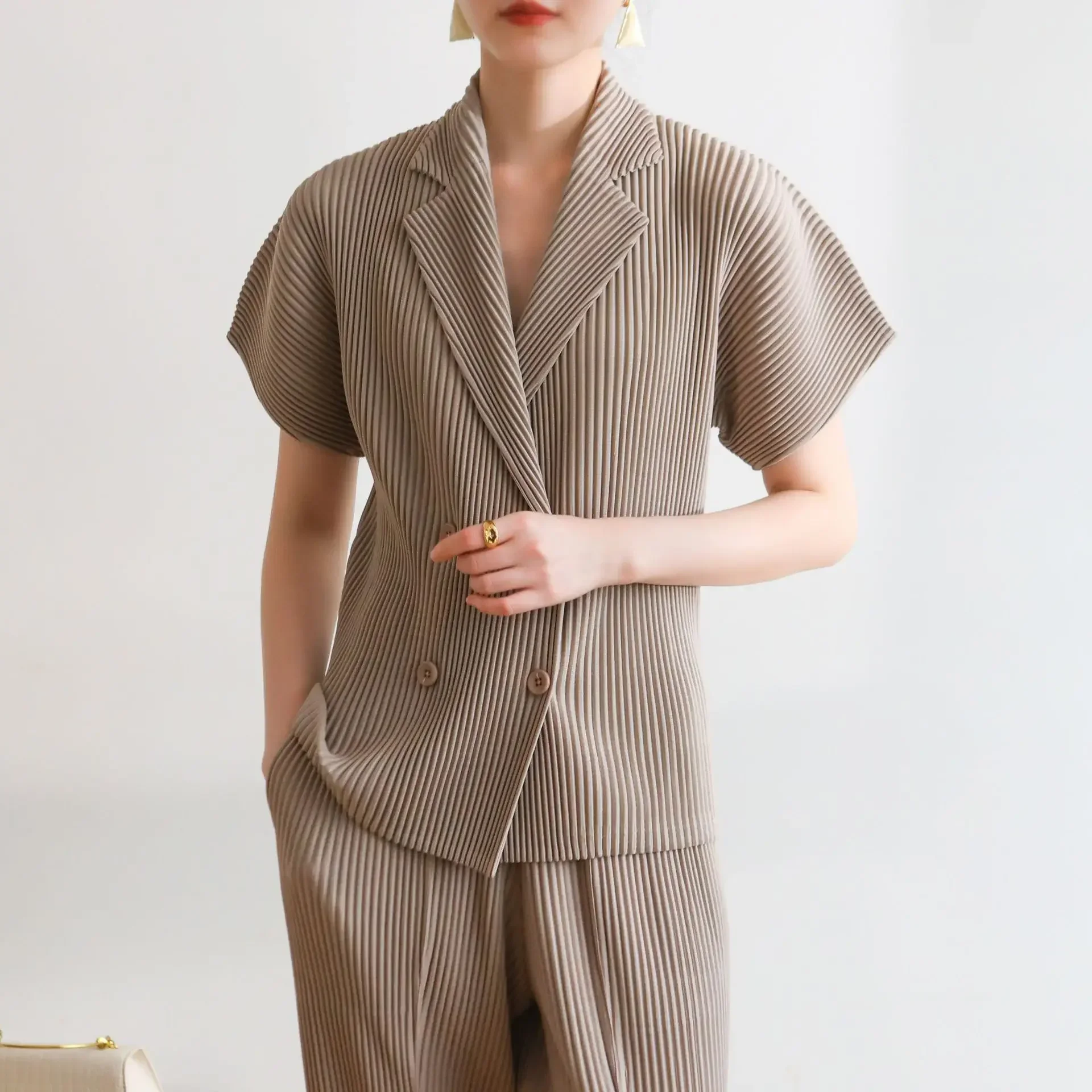 

Pleats Pleated Jacket 2025 Summer New High-end Pleats British Style Commuter Slim Double-breasted T-shirt Tops Women Clothing