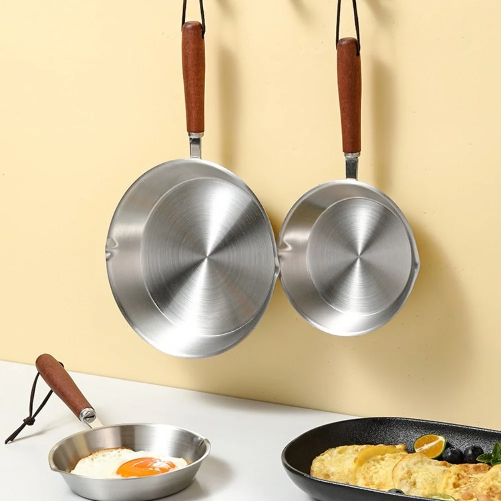 مقلاة من الفولاذ المقاوم للصدأ 304 بتصميم سلس ومقبض خشبي مقاوم للحرارة لسهولة المناورة والتنظيف