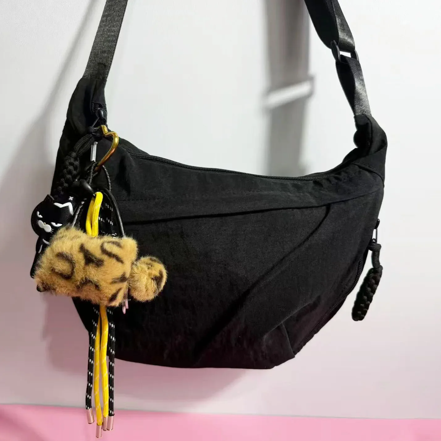 

Nylon Fabric Shoulder Bag With Charms New High Capacity Women's Crossbody Messenger Bag Leisure Versatile Shoulder Hobos Bag