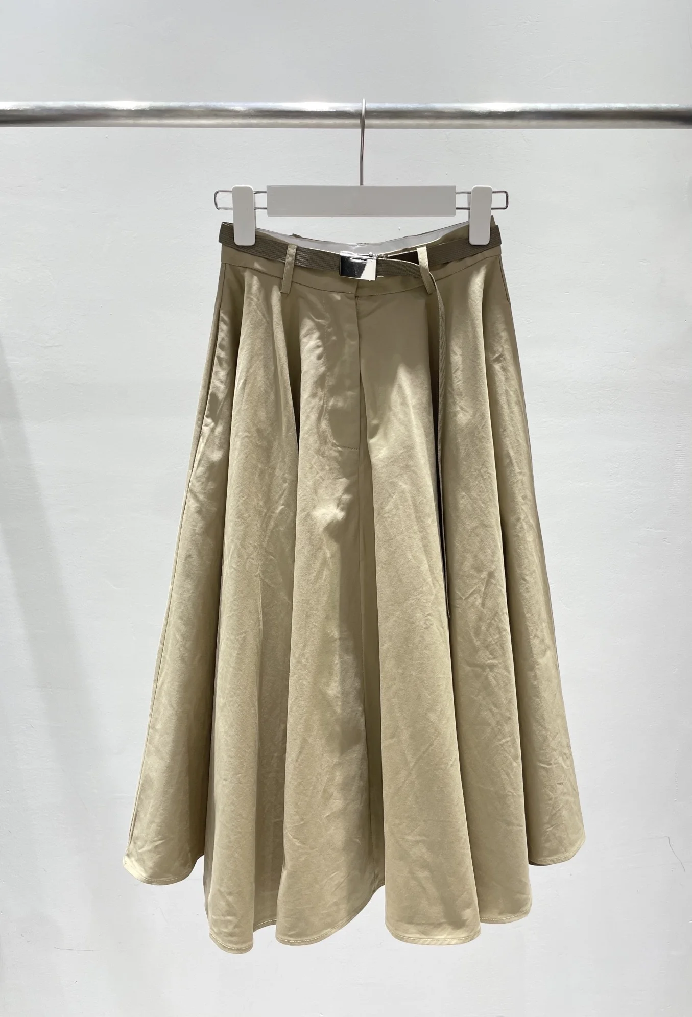 

2024 Spring/Summer New Style Versatile Minimalist Long Skirt! Featuring a large hem design and a metal buckle waistband