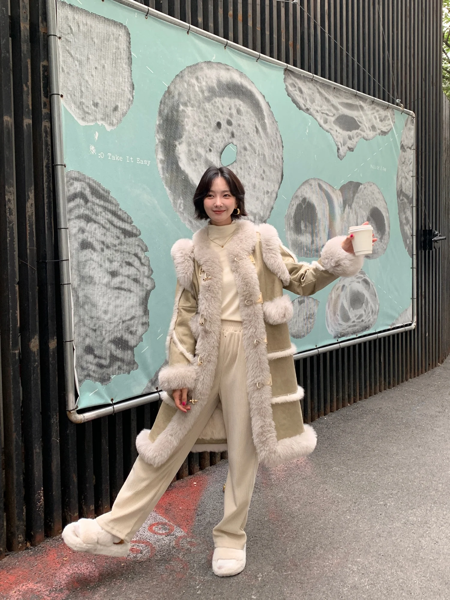 Długi płaszcz damski z futra królika i wełny, zintegrowany, o średniej długości, modny, do pracy, w stylu koreańskim, z okrągłym dekoltem.