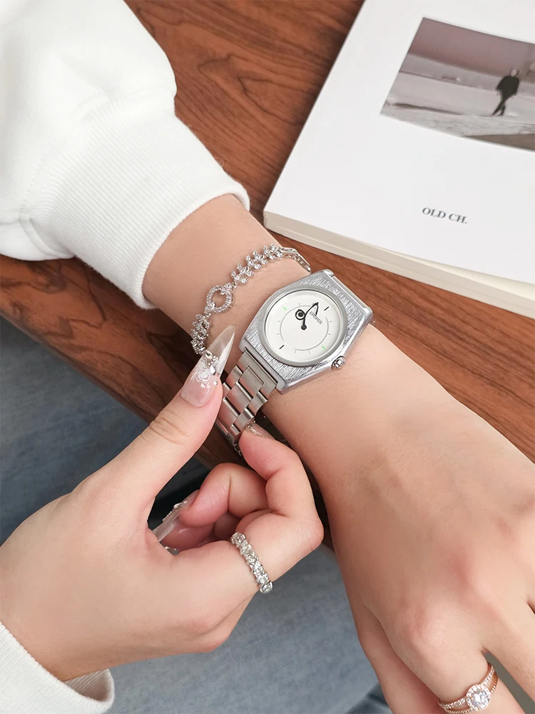 ElegantWomen'S Watch With EyeShaped Dial Silver Steel Strap Stylish And Versatile Quartz Wristwatch For Women Women'S Accessory.