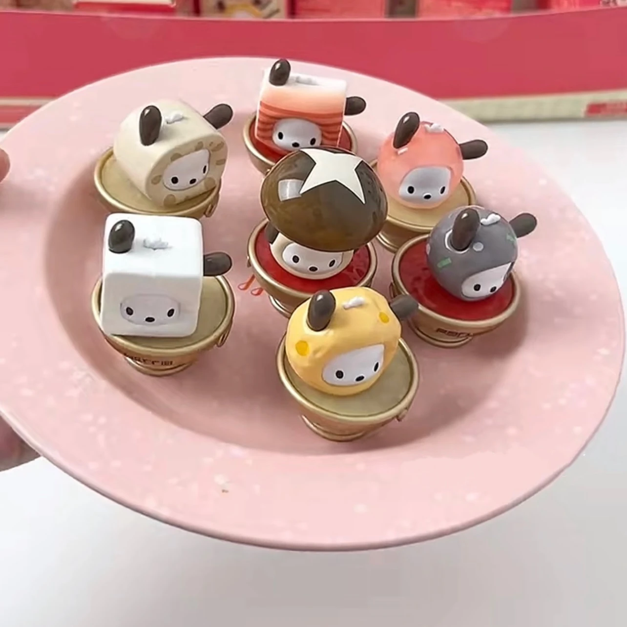 Figurines de dessin animé Pochacco originales, série Hotpot Party, boîte aveugle tendance, modèle cadeau mignon, poupée de décoration, jouets d'action de dessin animé