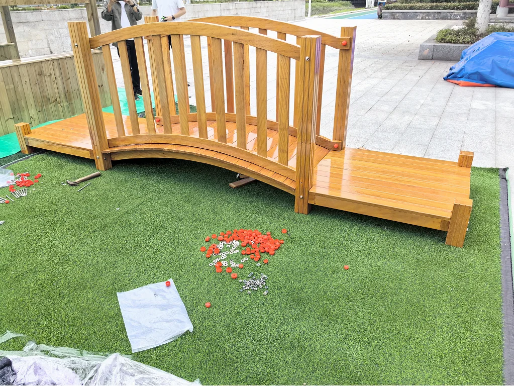 معدات اللعب الخارجية للأطفال، درابزين منزلق خشبي، أسوار ديكور للحديقة مع لوحات جسر الدرابزين للتسلية