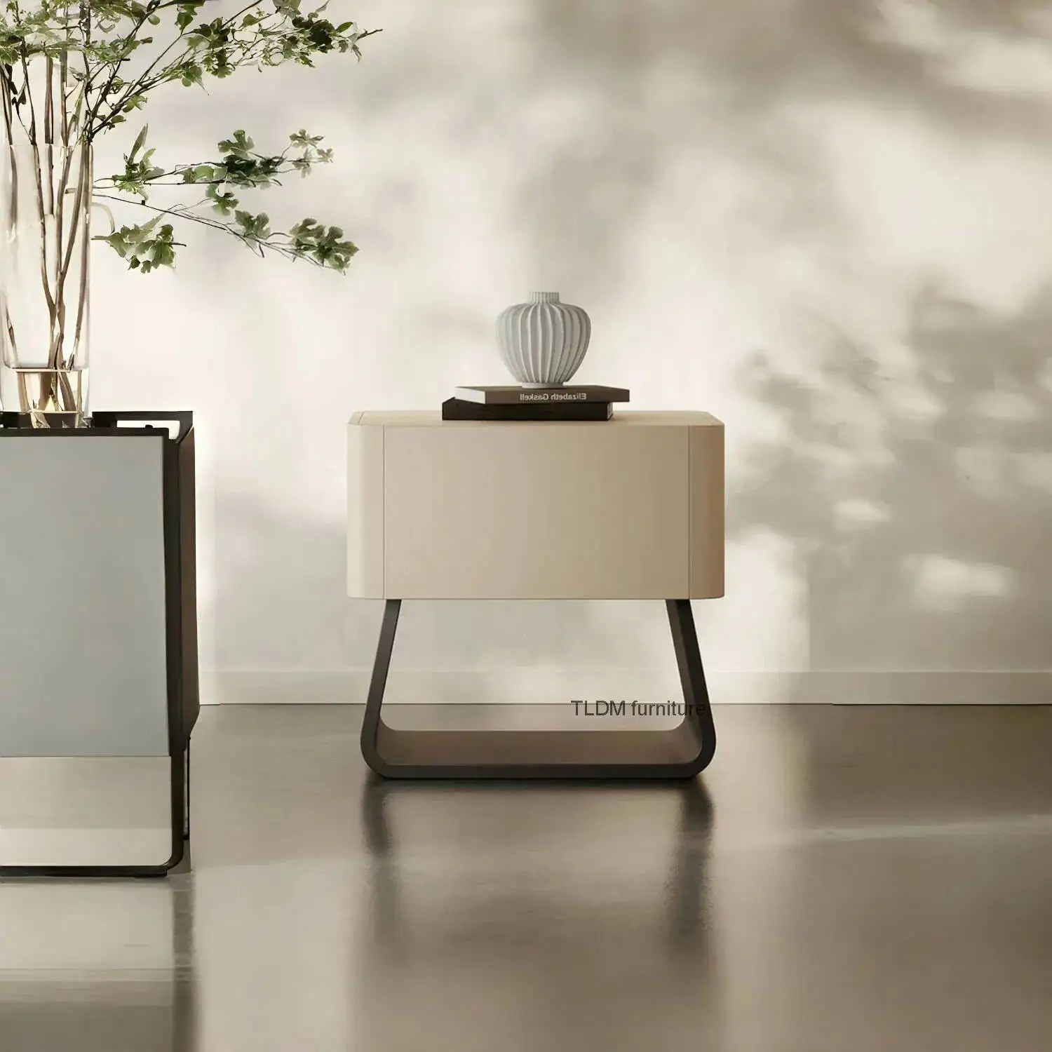 

Роскошная итальянская тумбочка: креативная и стильная прикроватная тумбочка, минималистичный дизайн с кремовым эффектом для хранения вещей