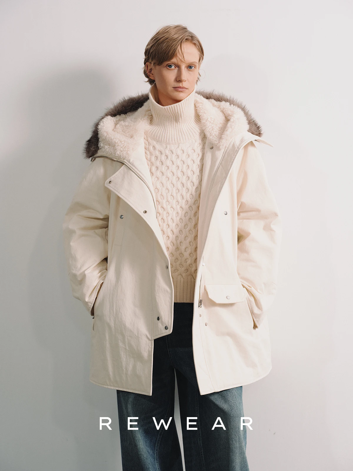 

Современная двусторонняя куртка-парка из хлопка и полиэстера с воротником-стойкой и капюшоном, простой прямой крой, длинная молния...