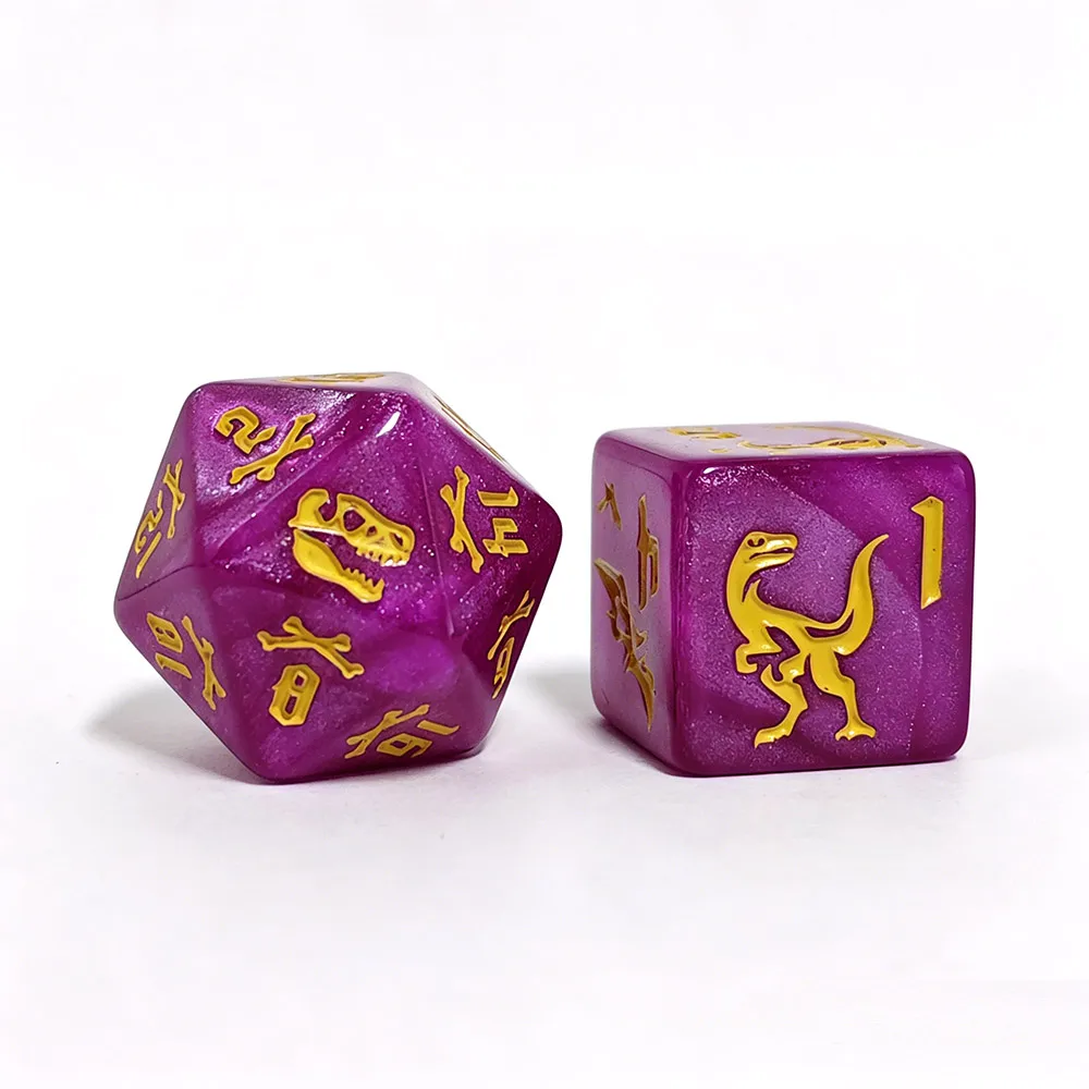 Dinosaurier-Themen DND Würfelset, 7-teiliges Lila Schimmerndes Würfelset mit Goldenem Dino-Skelett & Fußabdruck für DND Tabletop RPG & Brettspiele – Detail 5