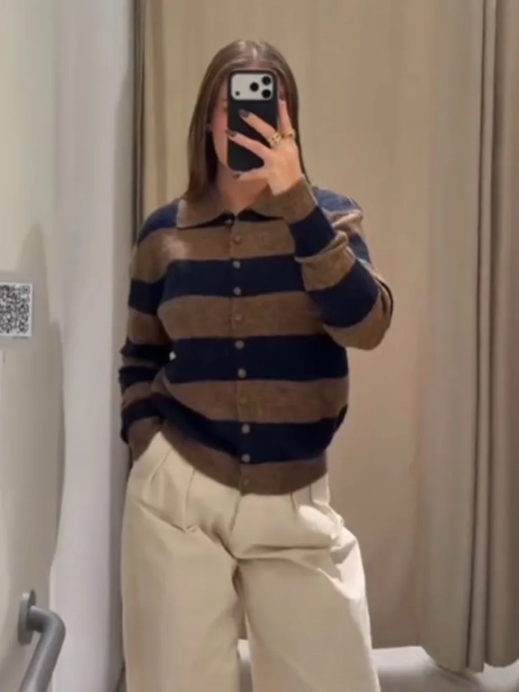 เสื้อคาร์ดิแกนไหมพรมลายทางแฟชั่นฤดูหนาวสำหรับผู้หญิง สไตล์ลำลองแนวสตรีท แขนยาว คอปกโปโล ติดกระดุมแถวเดียว