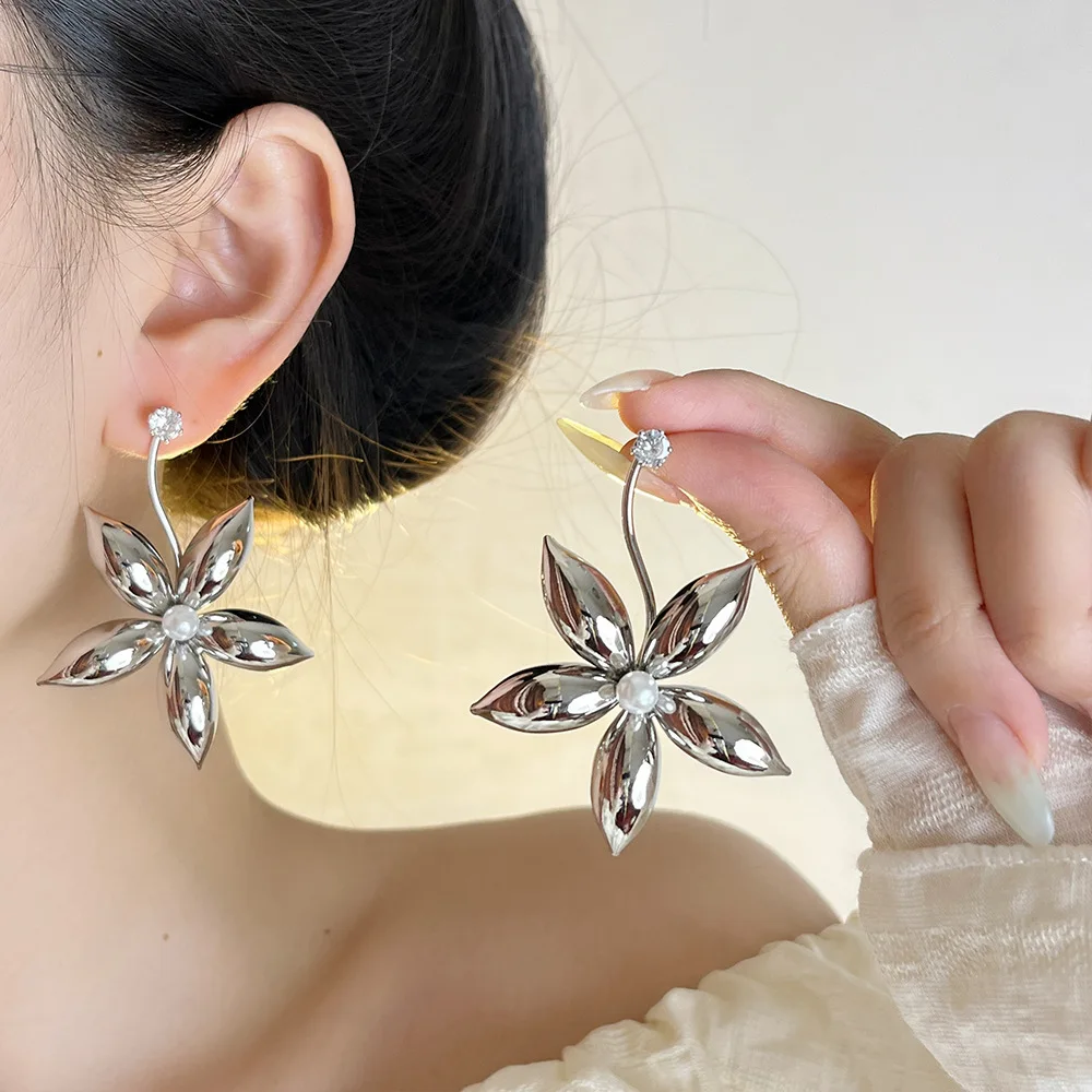 Metallic Sunflower Stud Earrings for Women - Light Luxury, Fashionable, High-End Texture, Bold Statement Earrings M639