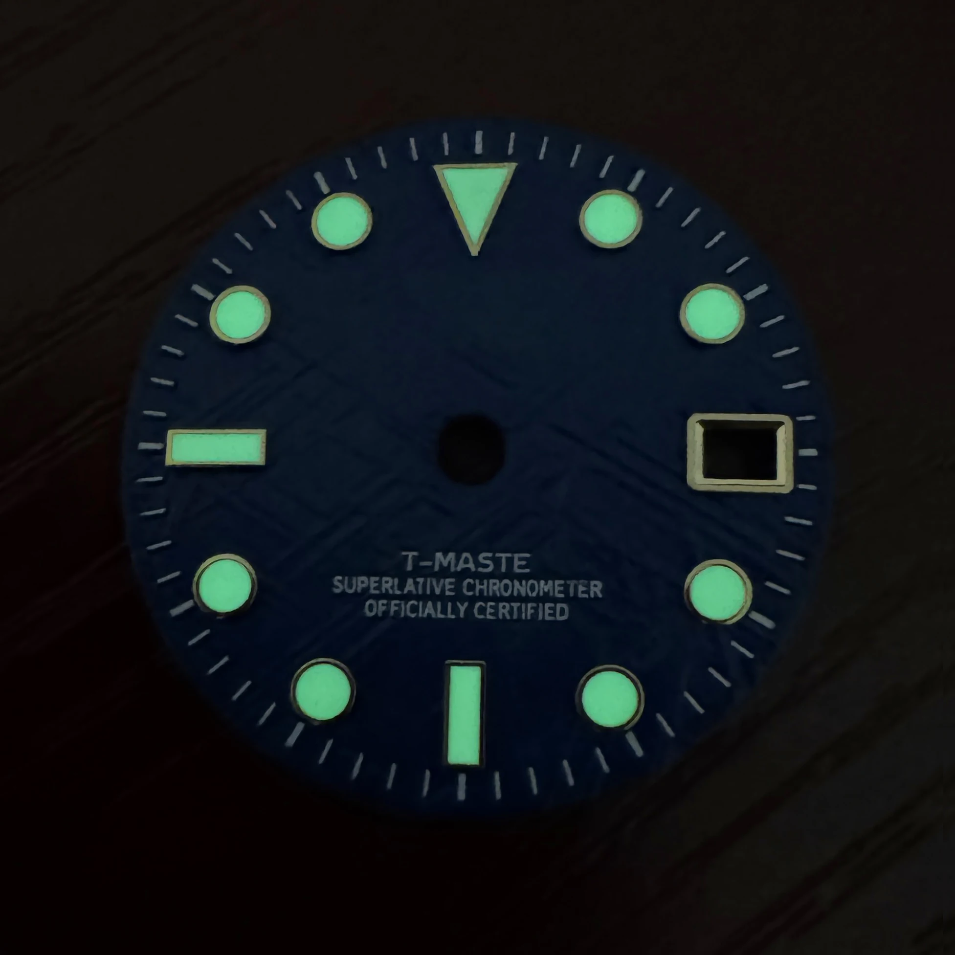 28.5mm S 로고 새로운 스타일 GMT 운석 다이얼 맞는 NH34 일본 운동 녹색 빛나는 시계 수정 액세서리