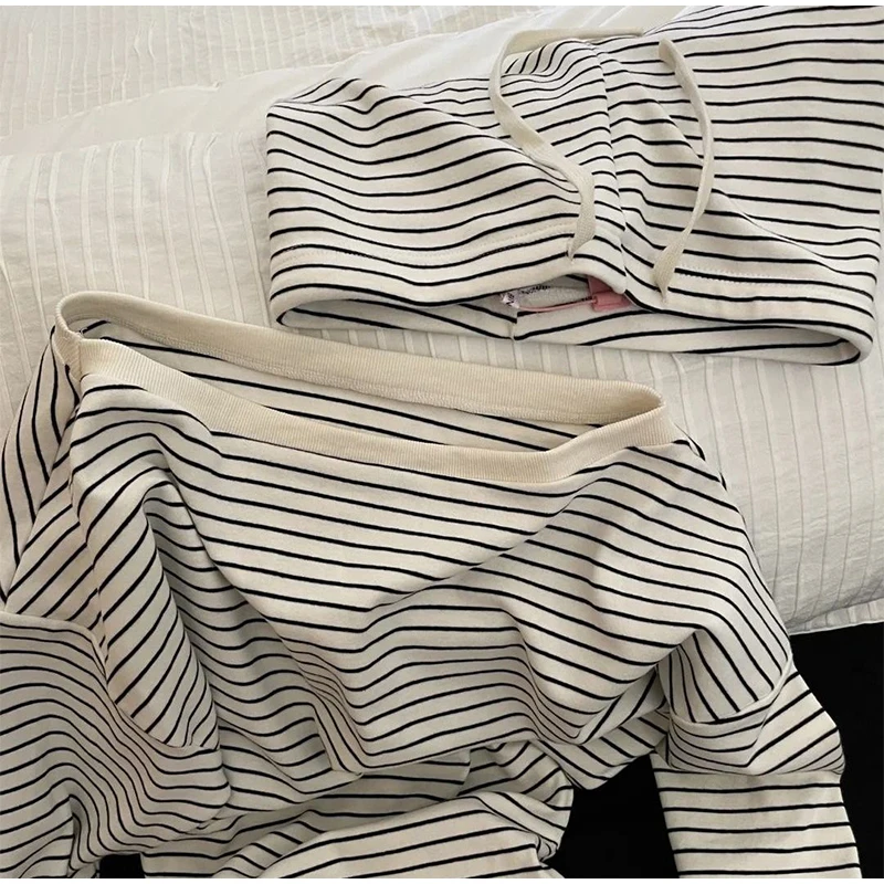 New 2026 Korean Style Long-sleeved Pajamas with Black and White Stripes and Off-the-shoulder Shorts for Women Home Wear Set