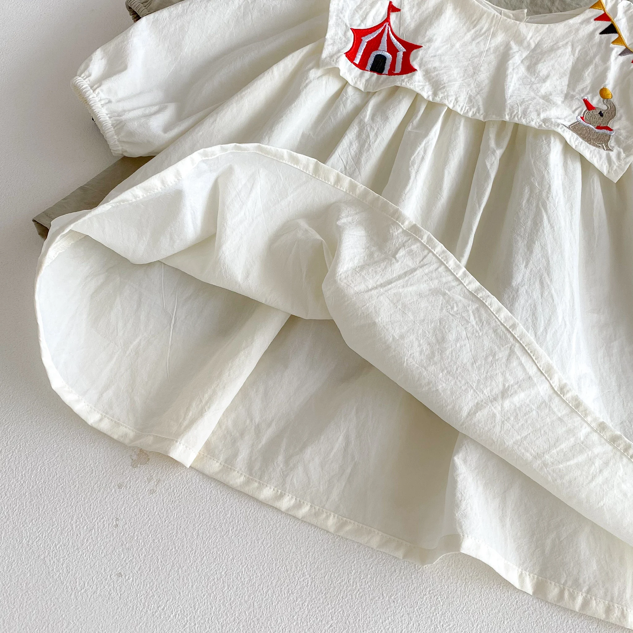 Mädchenkleid mit Zirkus-Stickerei, Frühjahr/Herbst 2026, Langarmkleid mit Akademik-Kragen – Detail 8