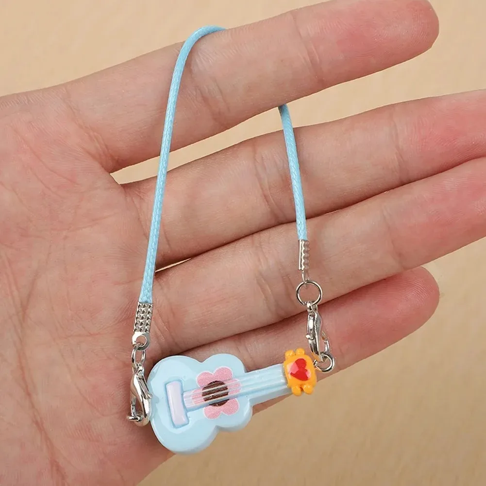 Mini Gitara Zawieszka dla Lalki Labubu BJD Śliczny Mały Mini Instrument Muzyczny Ozdoba Zawieszka z Kreskówki Słodki Prezent dla Pary