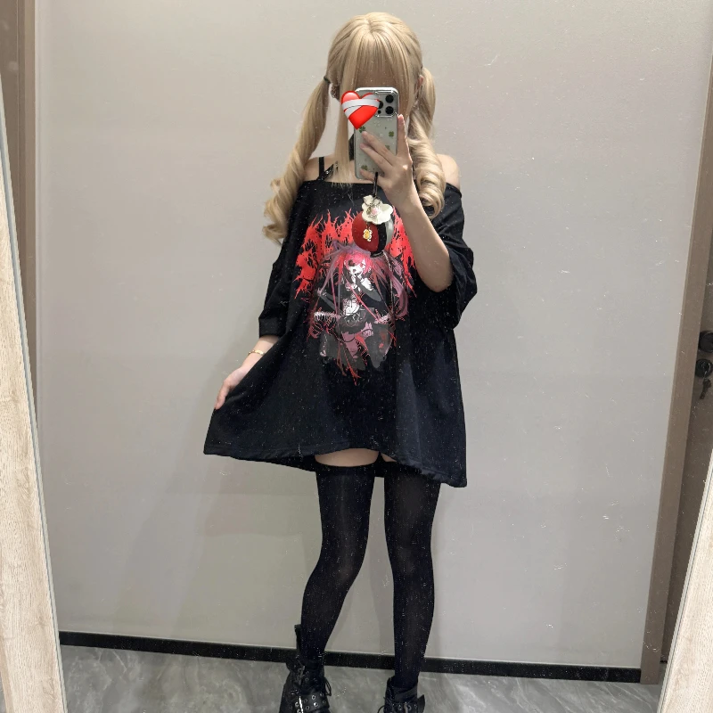 Subkultura Punk Top Lato 2025 Dziewczęca Słodka Fajny Top z Odkrytymi Ramionami na Szyję z Krzyżowym Chokerem Japoński Styl Anime Nadruk T-Shirt