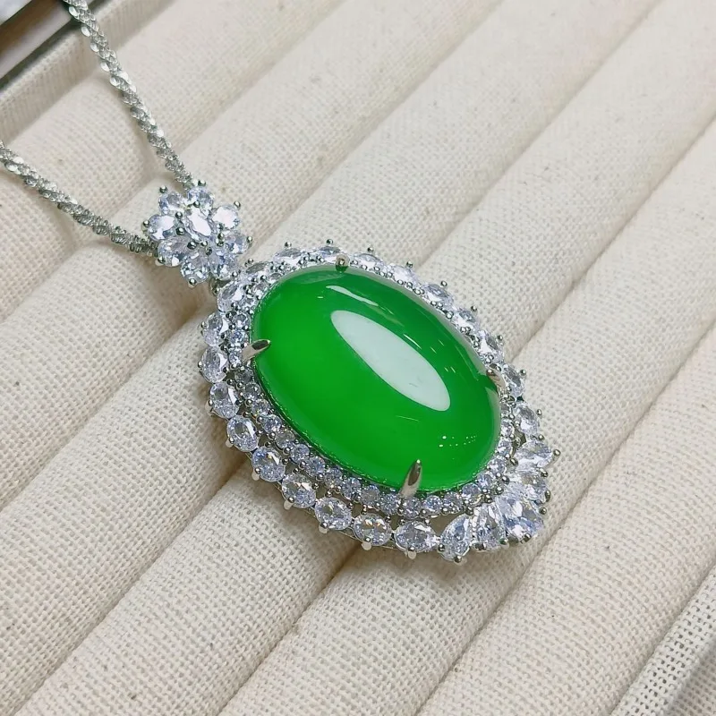 

Natural Yang Green Ice Seed Chalcedony Pendant Women's Fashion and Versatile Accessories