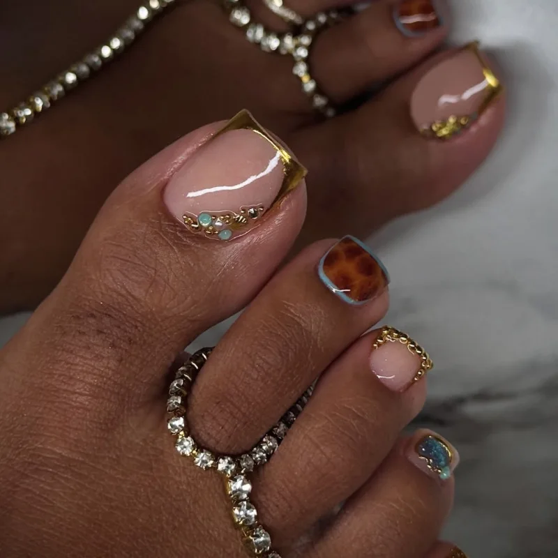2026 Nuevas Uñas Postizas Para Dedos del Pie Francesas con Diseño de Cristales Corazón Borde Blanco Veraniegas 6