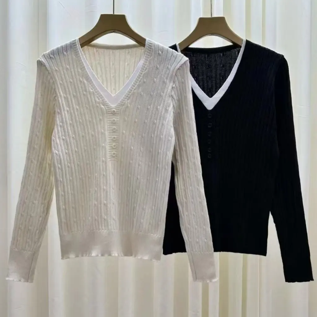 Maglieria a maniche lunghe con scollo a V di design da donna Falso in due pezzi di colore a contrasto Top dimagrante allentato Versatile Inizio autunno Nuovo
