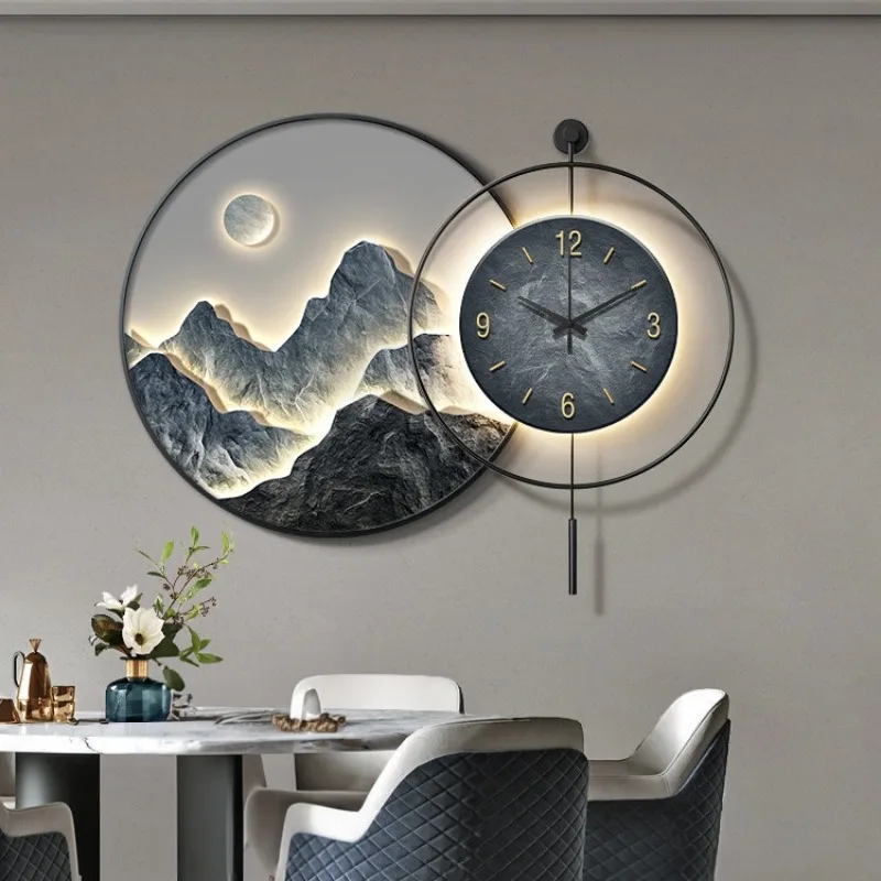 

The dining room is decorated with a clock, and the back has a high-end sense of hanging paintings on the back,