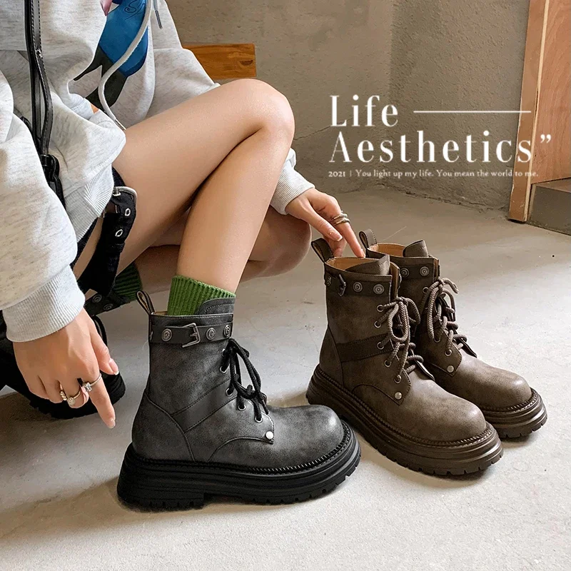 

2026 новые осенне-зимние женские ботильоны высотой 22-25 см из воловьей кожи с круглым носком и пряжкой на платформе, короткие сапоги в стиле вестерн на шнуровке