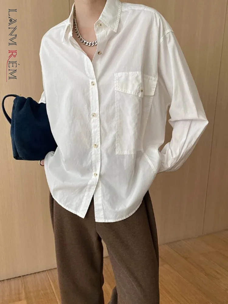 

[LANMREM] Office Lady Shirt Women's White Lapel Single Breasted Long Sleeve Fashion Loose Blouses 2024 Autumn New Tops 26C145