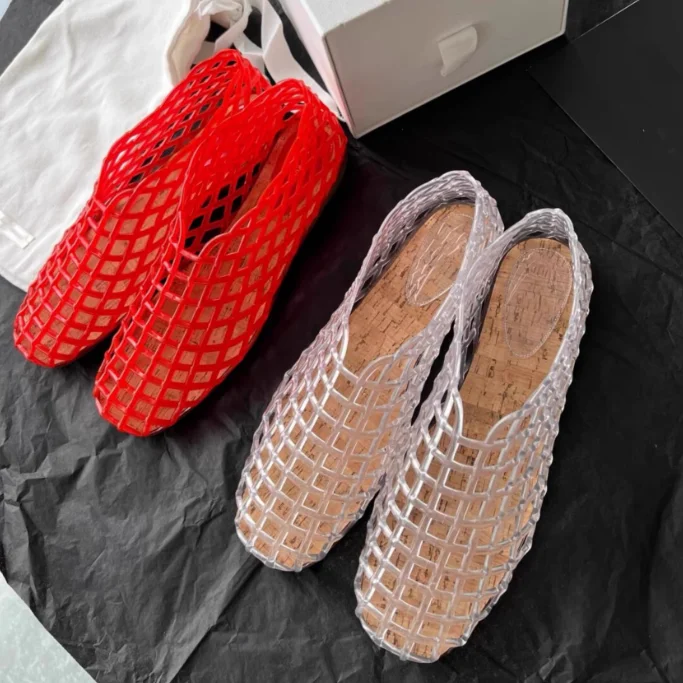 2025 Nuevas sandalias planas para mujer con PVC hueco, transpirable, ropa de abrigo de verano, bolso Baotou y sandalias informales de gelatina