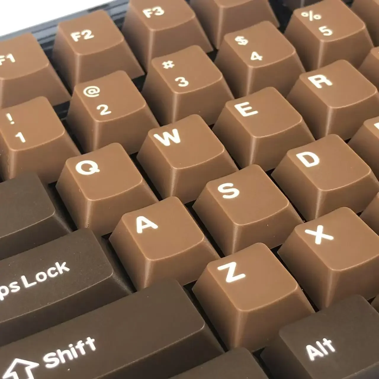 

Chocolate original height keycap is engraved with a small full set of 148-button PBT material, suitable for wooden lumps