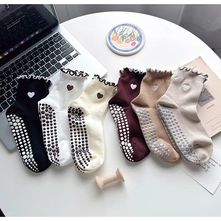 

Носки для йоги с вышивкой Love, нескользящие женские профессиональные носки для пилатеса, спортивные носки средней длины для фитнеса, аэробики, батута