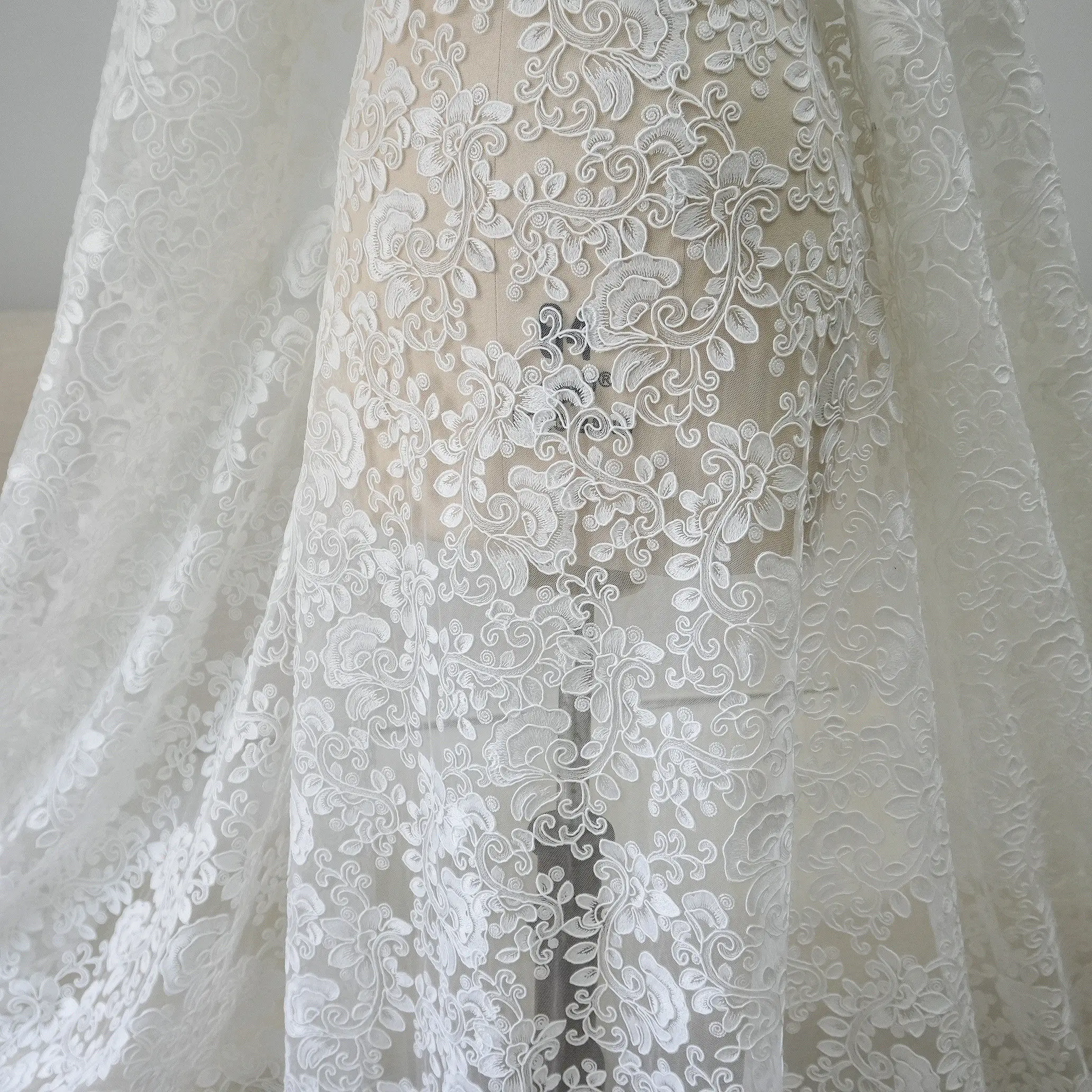 

Белая кружевная ткань с цветочной вышивкой и хлопковой подкладкой для свадебных платьев, декоративных элементов и костюмов своими руками