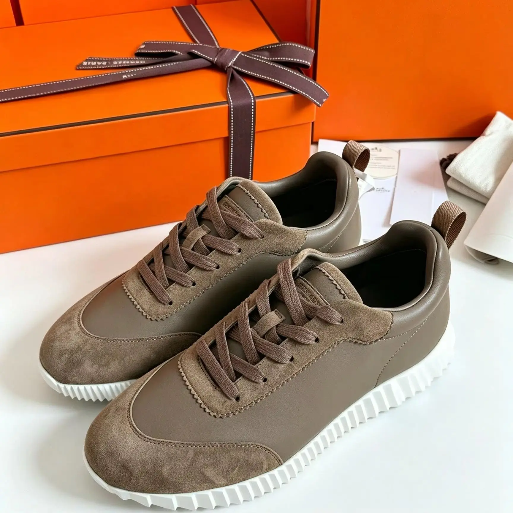 Mokka-Braune Leder-Wildleder-Sneaker mit Gerillter Dicker Sohle Unisex für Männer und Frauen