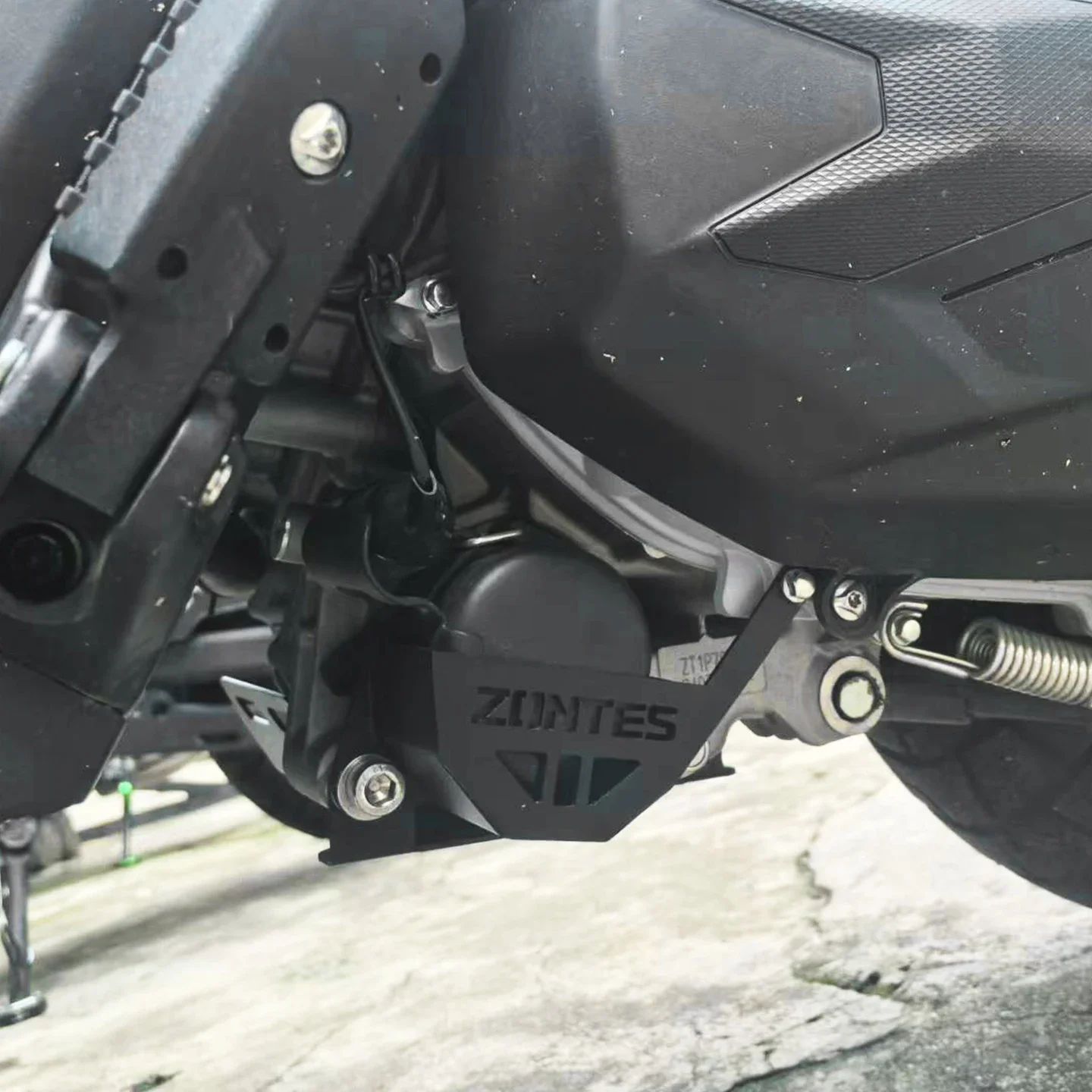 ل ZONTES 368G 368K 368E 368D 368M 2024 2025 2026 دراجة نارية فلتر زيت المحرك الكربون الصلب الغطاء الواقي 368G اكسسوارات