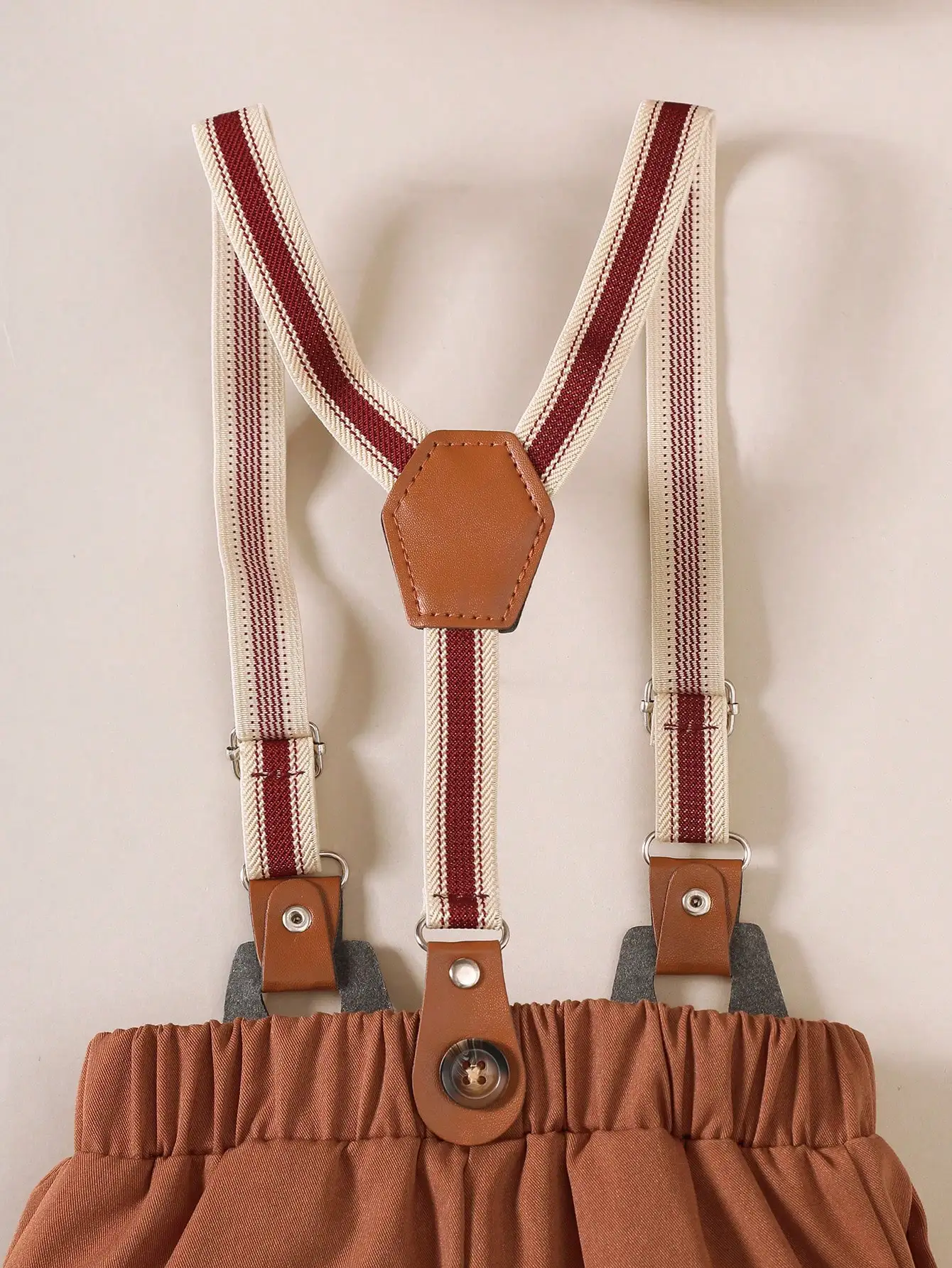 Dreiteiliges, elegantes Outfit für Babys, speziell für Jungen im Alter von einem Jahr: weißes Hemd mit langen Ärmeln und braunen Hosenträgern, exquisiter Fliege mit passender Baskenmütze, weicher und bequemer Stoff, strukturierter Schnitt, der das Aussehen aufwertet, geeignet für Partys, Geburtstagsfotos und als Outfit für Blumenjungen bei Hochzeiten, ein formelles Baby-Outfit im britischen Stil. – Detail 5
