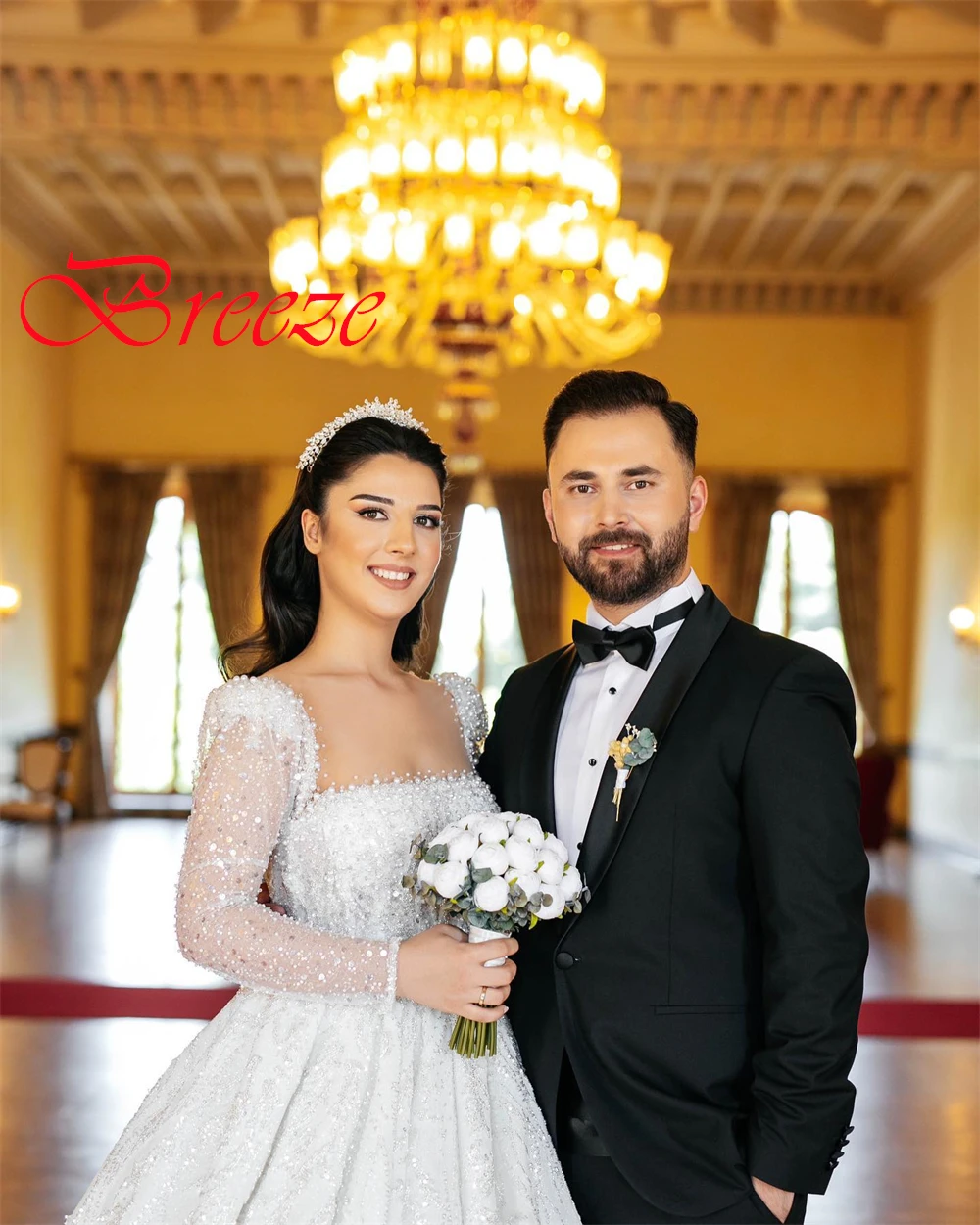 맞춤형 로맨틱 구슬 장식과 스팽글 Organza 웨딩 드레스 절묘한 스퀘어 칼라 긴 소매 채플 트레인 신부 가운