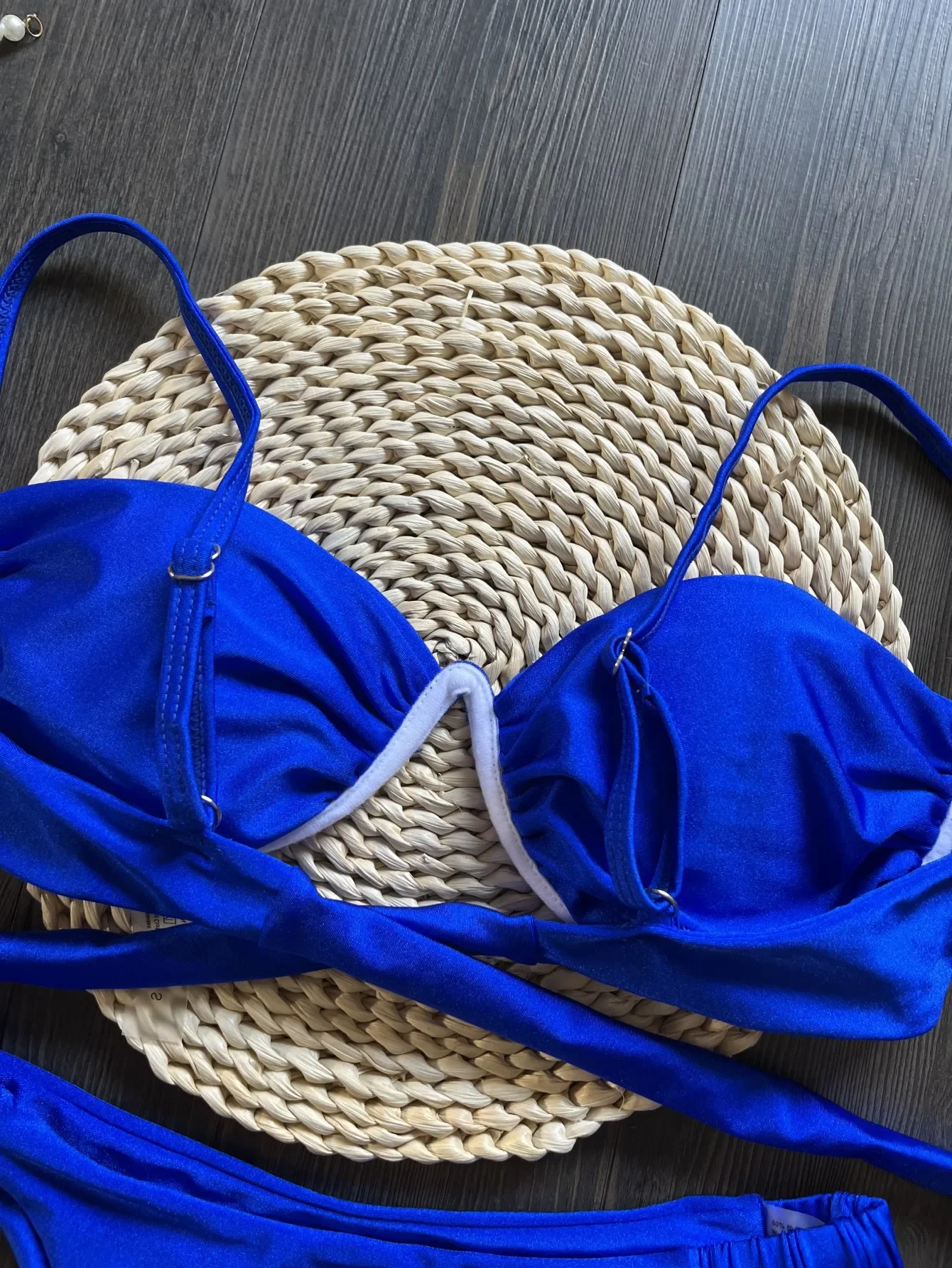 2025 ผู้หญิงร้อนบิกินี่ชุดว่ายน้ําใหม่ผู้หญิงสายเหล็กวงเล็บสีทึบชุดว่ายน้ํา