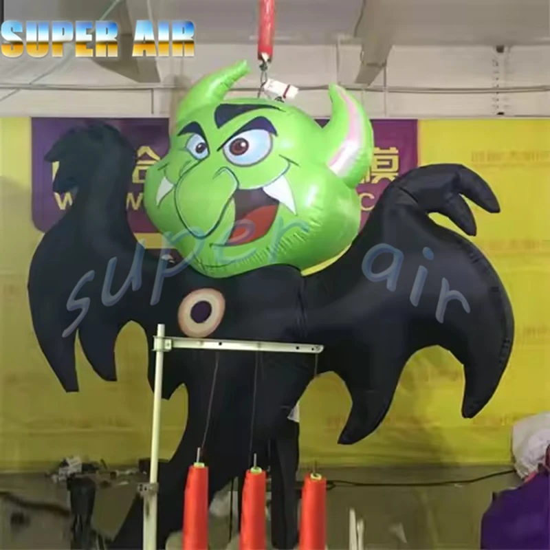 Popularna dekoracja na Halloween, dmuchany złym duchem z skrzydłami na imprezę.