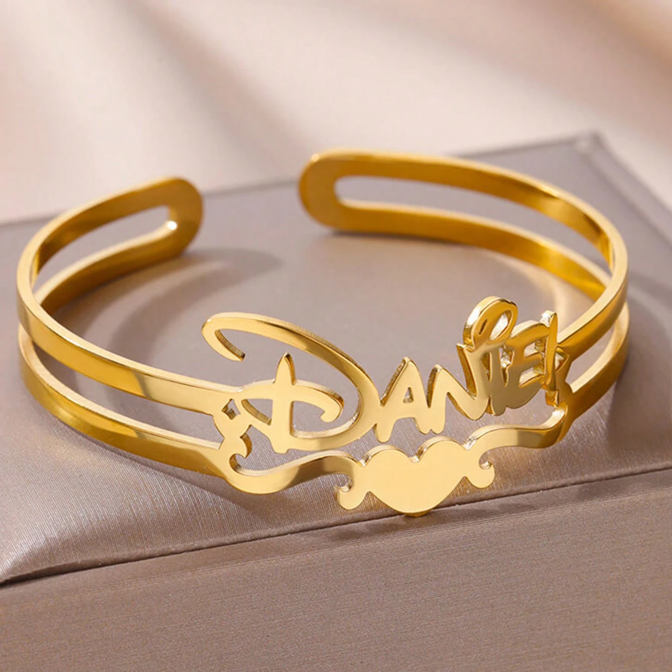 

Custom Heart Name Bangles For Women Stainless Steel Customized Cuff Bracelet Bangle Female Personalized Wrist Jewelry Gift