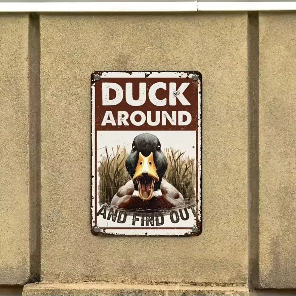 علامة تحذير مضحكة على شكل بطة عتيقة - ديكور معدني ريفي مع "بطة حولها والعثور عليها" | لهجة المزرعة الملتوية للمنازل والشرفات #4