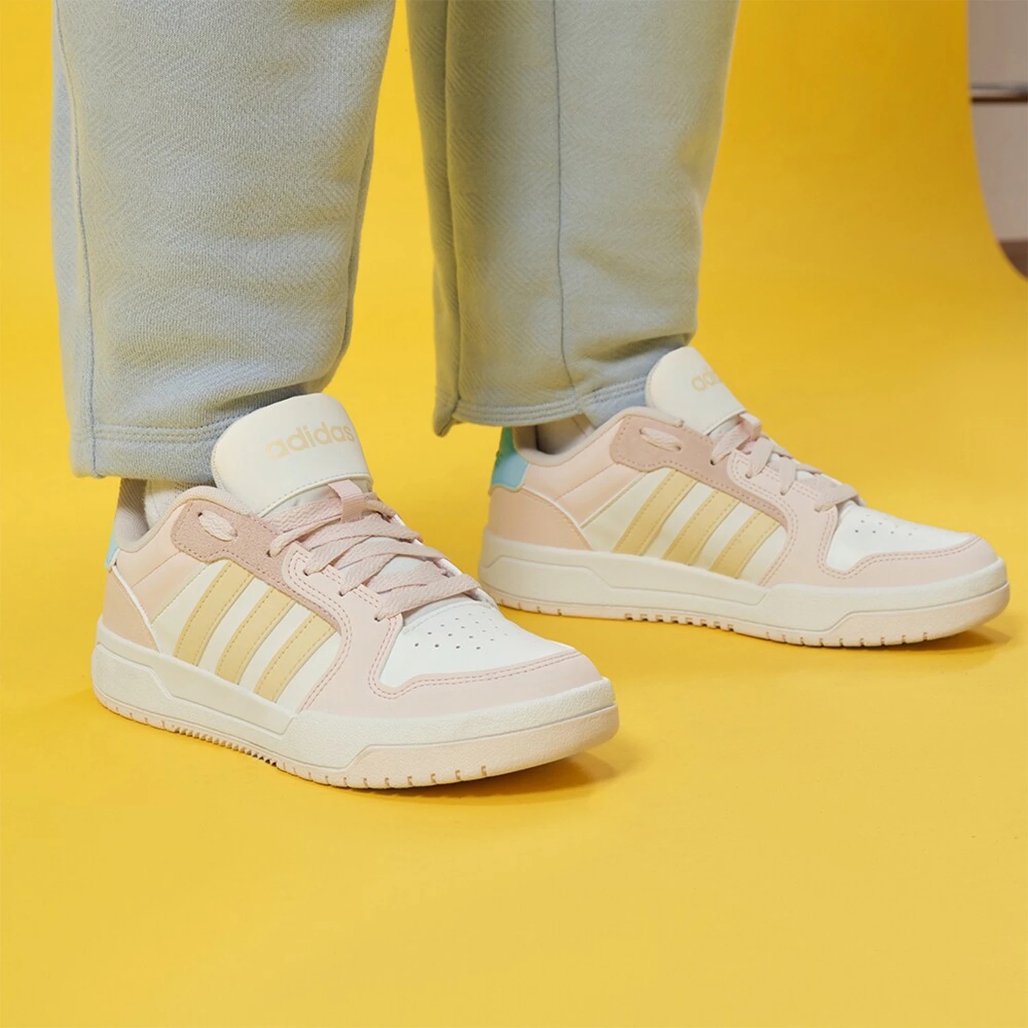 

Adidas New Women's Retro Low-Top Casual Sneakers ID6054